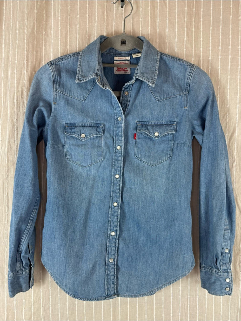 Levi's Blue Denim Shirt with Pearlescent Snap Buttons in XS - Picture 6 of 15